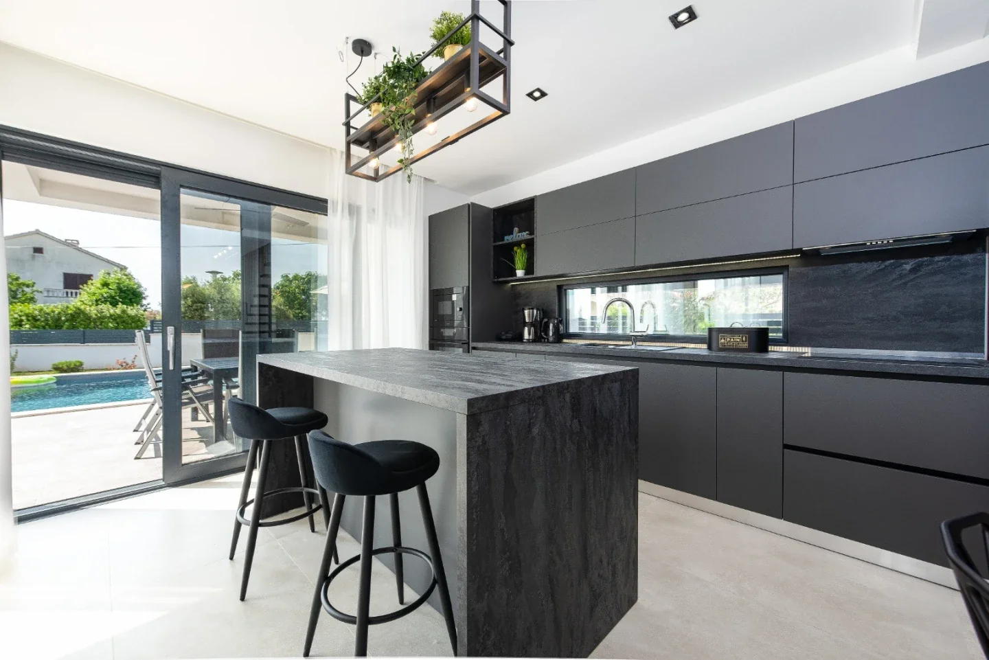 Kitchen & Dining
