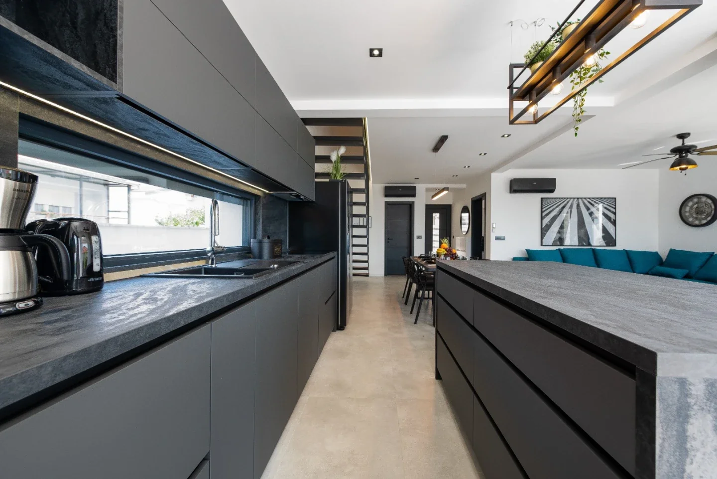 Kitchen & Dining